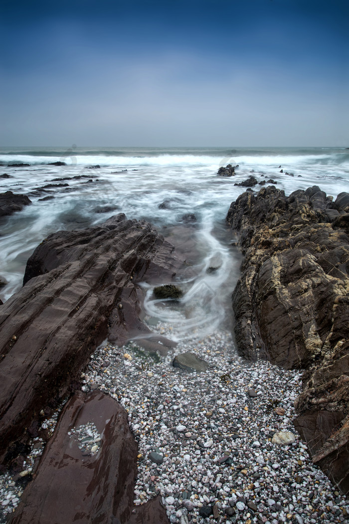 海岸线海浪浪花摄影图