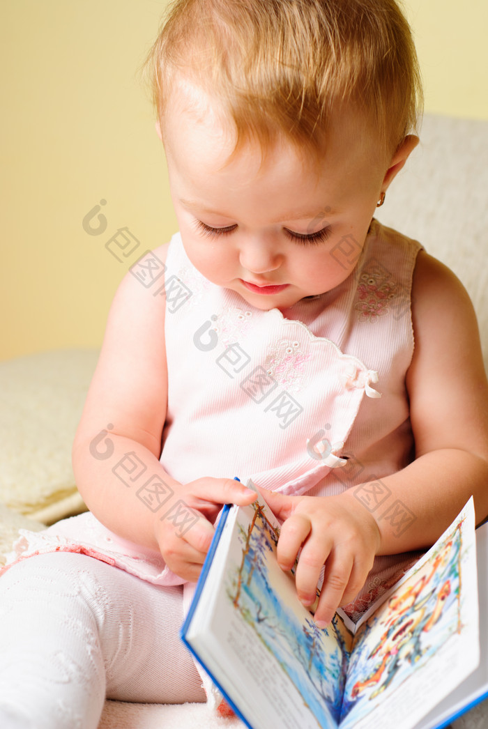 坐着翻书的小婴儿