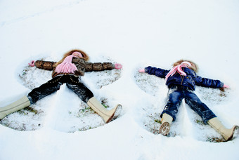 穿着<strong>棉衣</strong>躺在雪地上的人