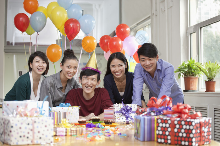 生日派对庆生生日帽男人女人朋友微笑摄影图