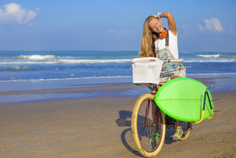 清新在海边骑车的女人摄影图