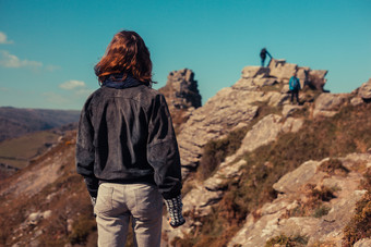 简约风格登山的女人摄影图