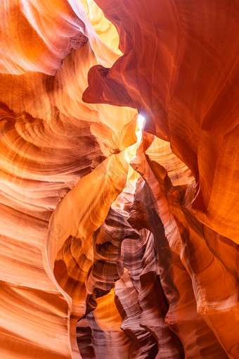 大自然峡谷夹缝摄影图