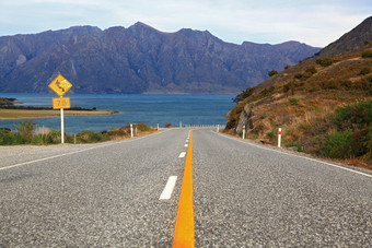 清新山下道路摄影图