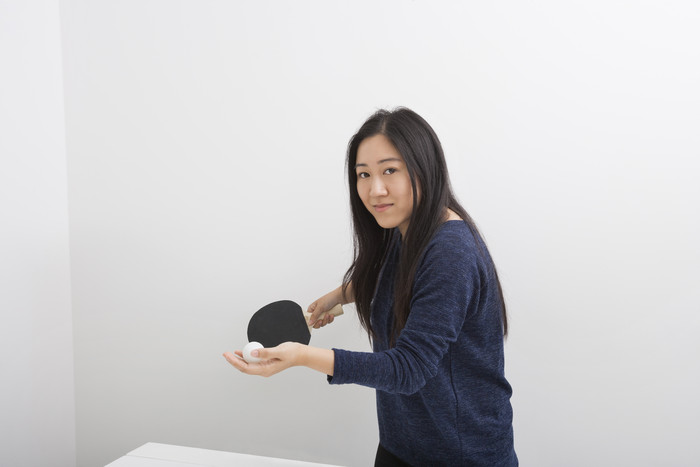 灰色调打乒乓球的女孩摄影图