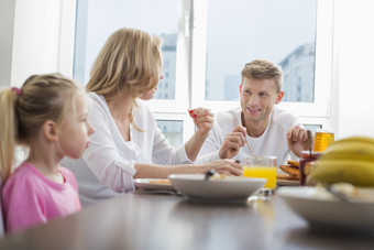 简约风格吃早餐的家人摄影图