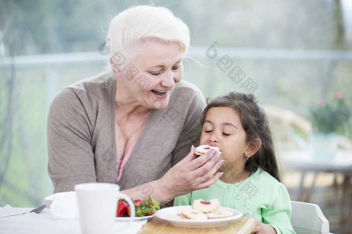 简约风奶奶和小孩子摄影图