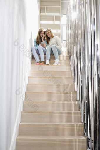 简约风楼梯上的两个女孩摄影图