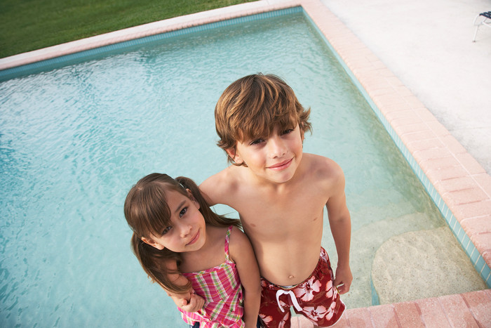 清新泳池边的两个孩子摄影图
