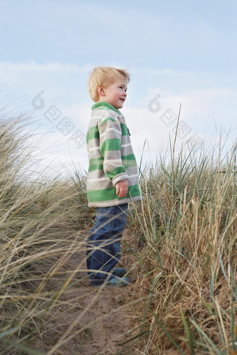 荒草中的小男孩儿童