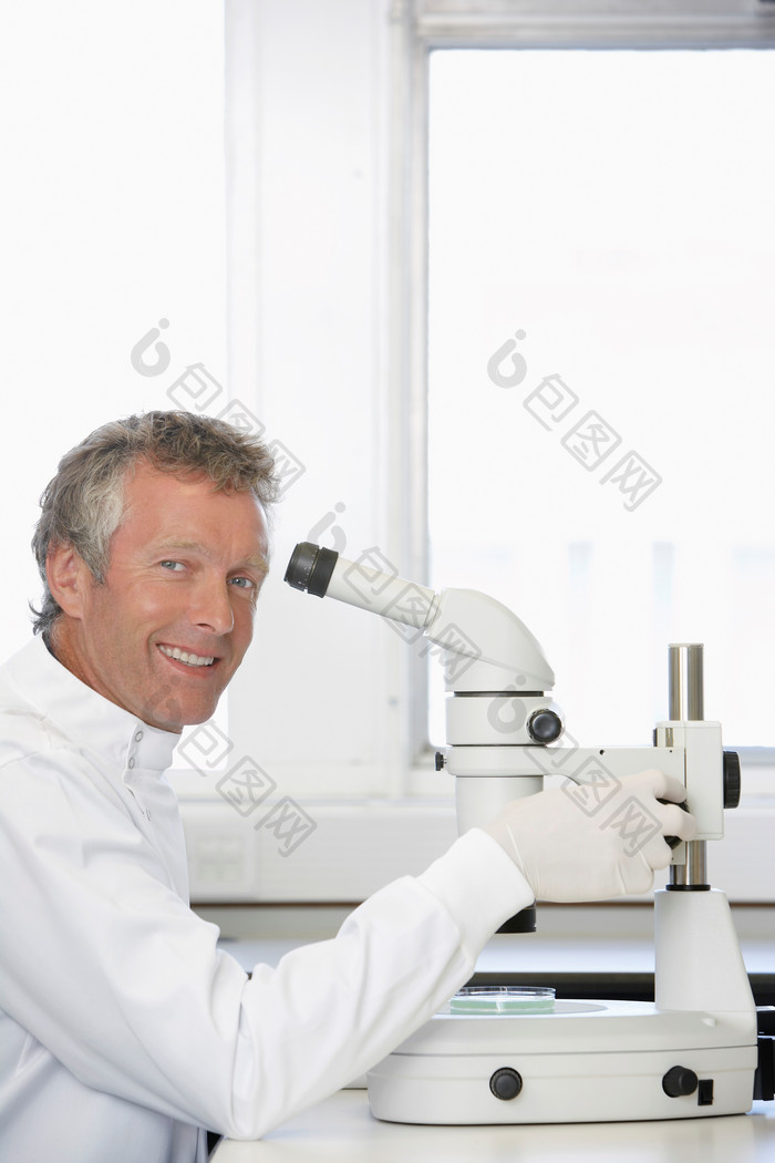 显微镜研究的科学家摄影图