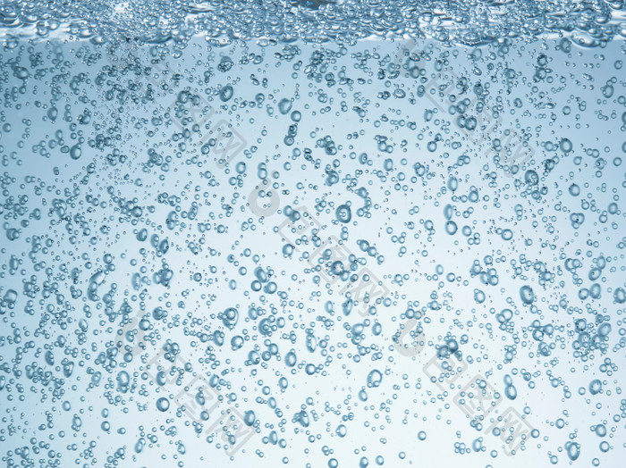 蓝色调水中的小气泡摄影图