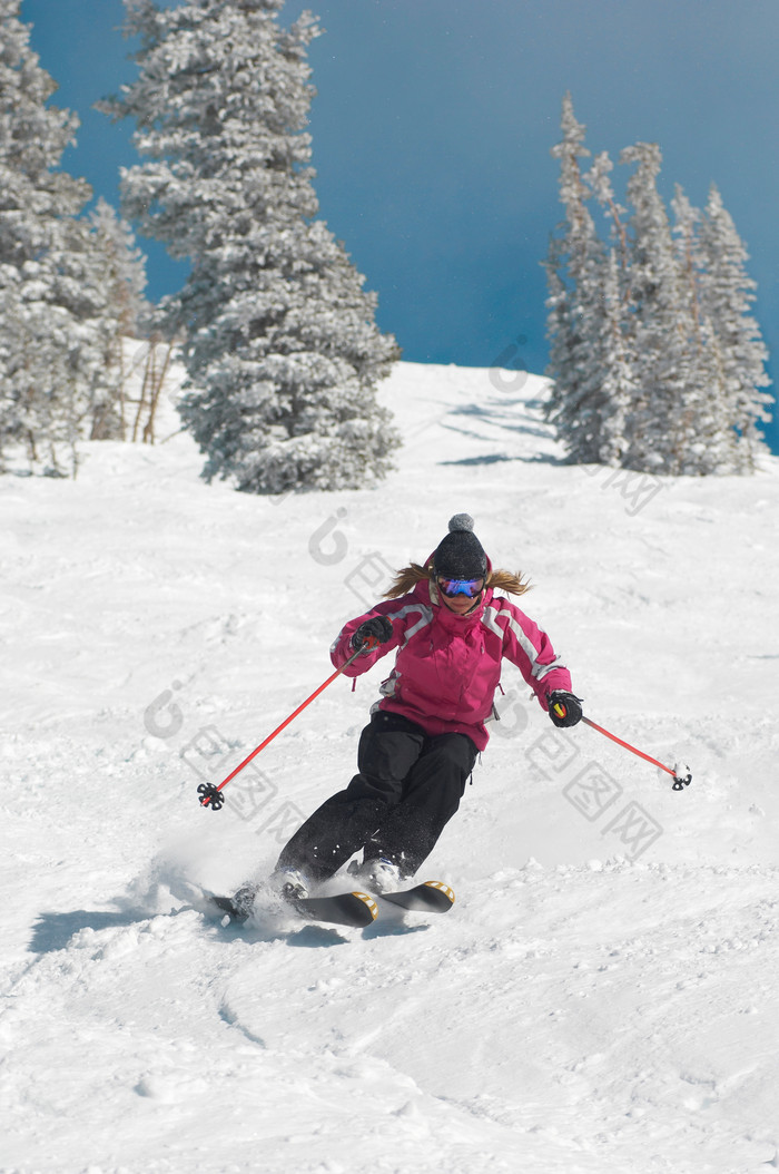 深色调滑雪运动摄影图