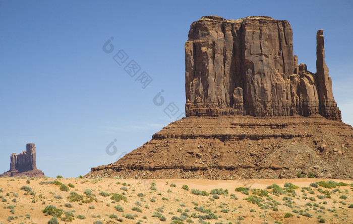 蓝色调沙漠中的山摄影图
