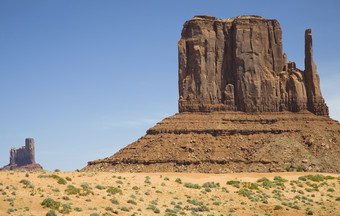 蓝色调沙漠中的山摄影图