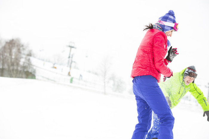 清新在滑雪的人们摄影图