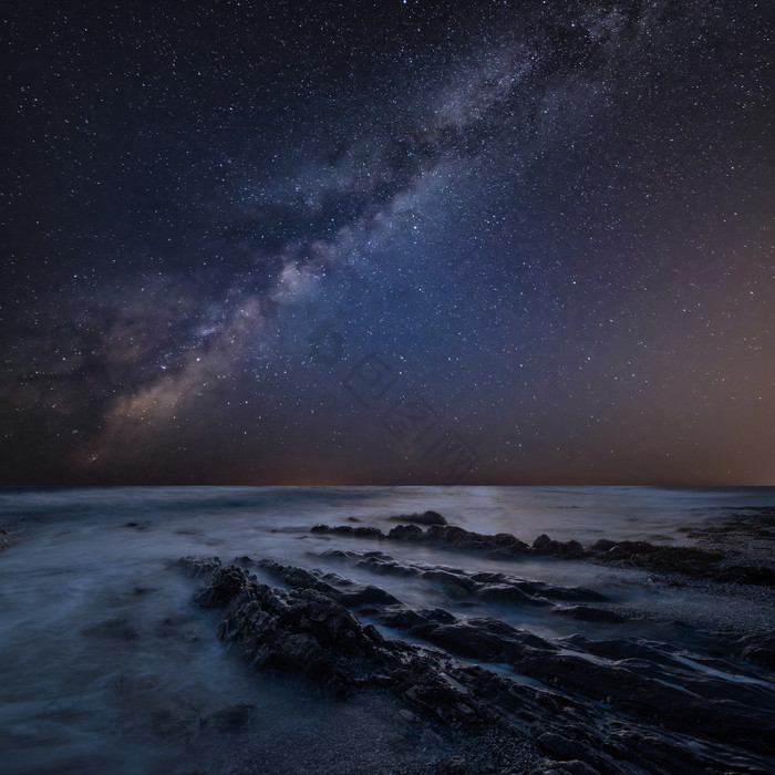 夜间的星空和大海图片