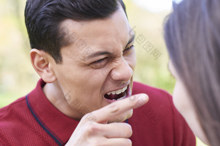 暗色调很愤怒的男人摄影图