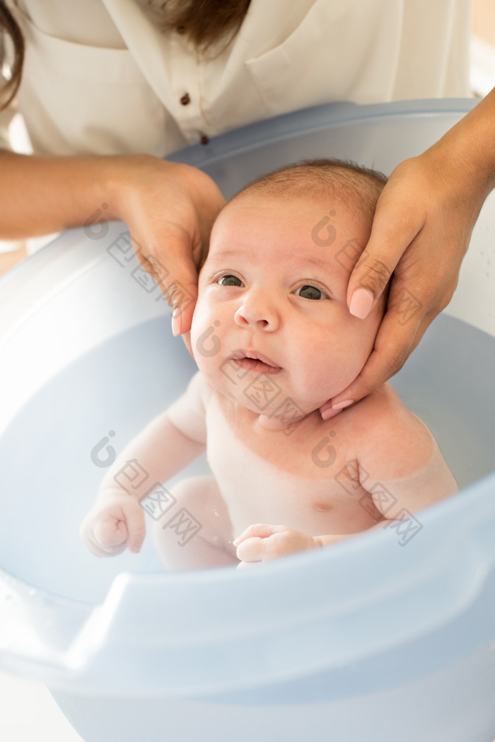 在澡盆里洗澡的婴儿