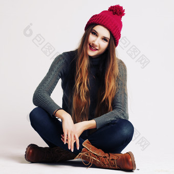 红色针织帽的时尚女生