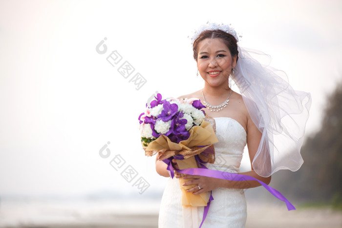 拿着鲜花的新娘摄影图