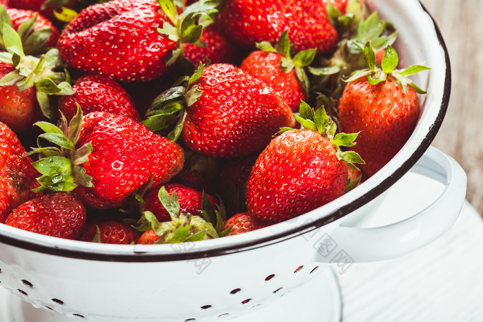 清新风格新鲜的大草莓摄影图