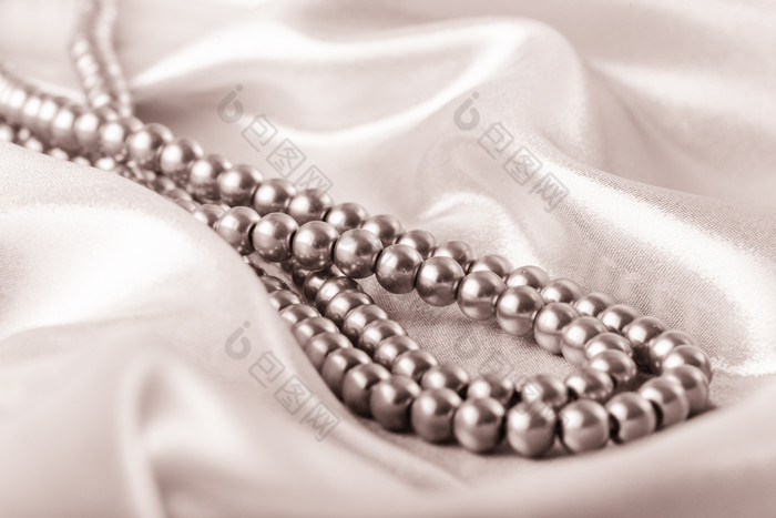 银色珍珠项链摄影图