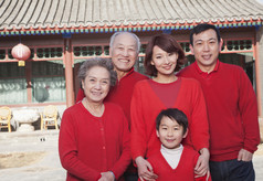 穿红色毛衣的一家人