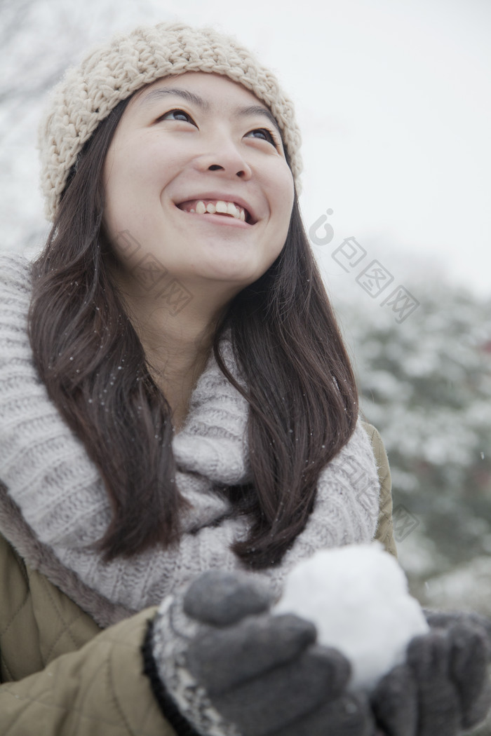 捧着雪球开心玩耍的女人