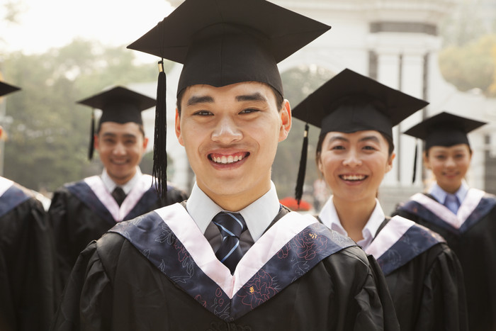 学生学校学士帽一群男人毕业微笑开心的摄影