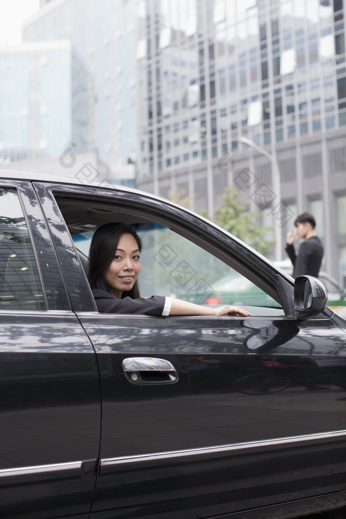 成熟的女人汽车坐车上微笑正装衬衫商务摄影