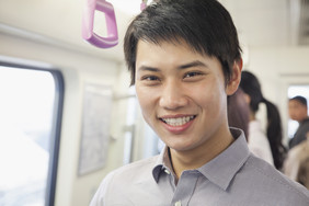 地铁车厢男子男性工作上班微笑乐观公共
