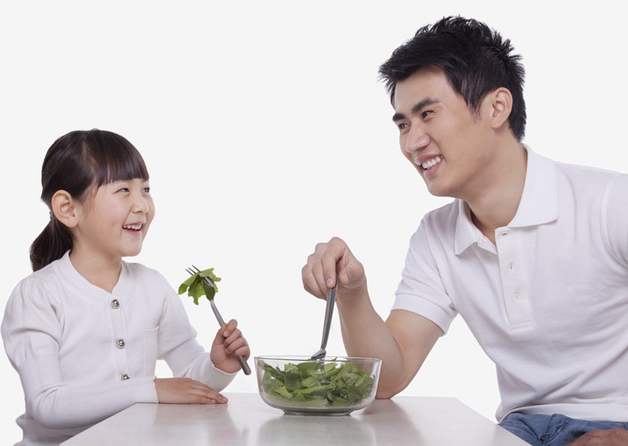 家庭父女爸爸儿童女儿吃饭蔬菜开心幸福