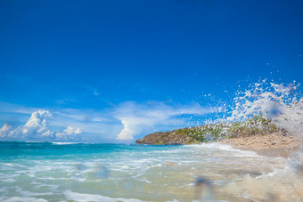 蓝色海边<strong>沙滩</strong>海浪冲击大海旅行夏天