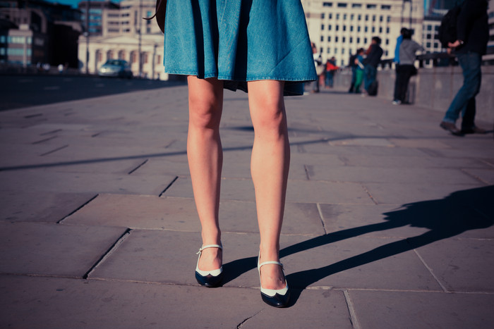 简约风格女人的腿部摄影图