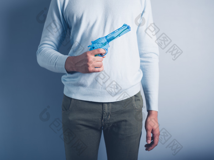 浅蓝色调拿水枪的男人摄影图