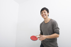 简约风格打乒乓球的男人摄影图