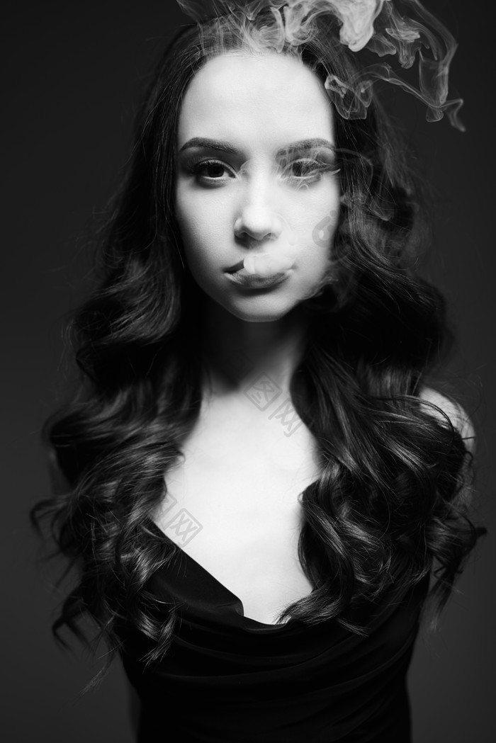 黑色风格吐烟的女孩摄影图