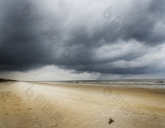 暗色调阴天的海岸摄影图