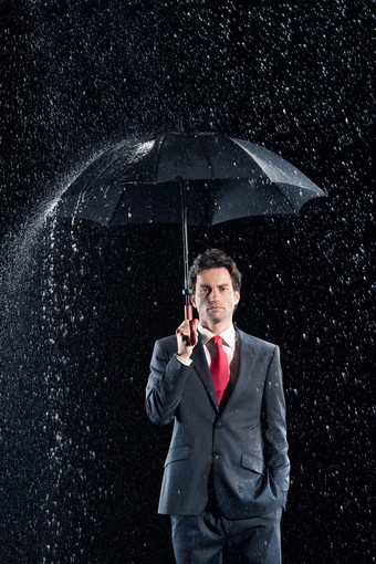 暴雨中打伞的男子