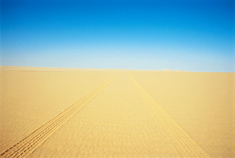 蓝色天空下的沙漠<strong>素材</strong>