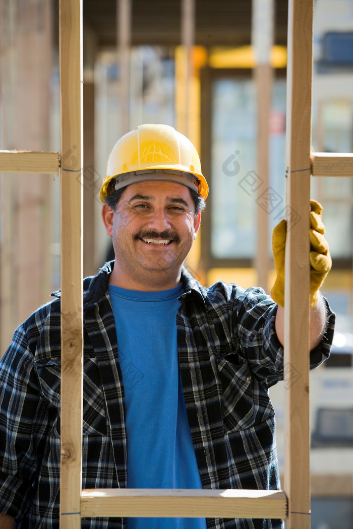 微笑的戴安全帽建筑工人