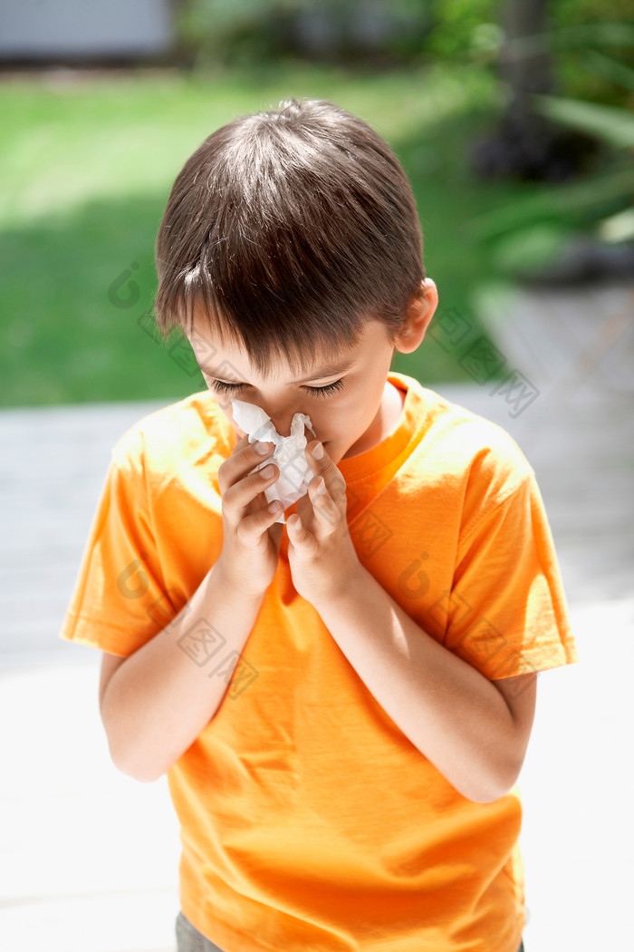 一个小男孩的鼻涕照片图片