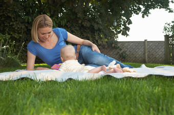 草地上的母亲和婴儿