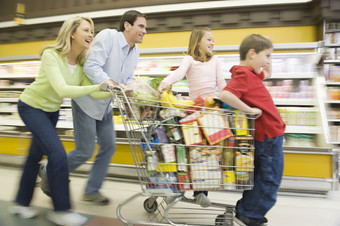 暗色调超市内的家人摄影图