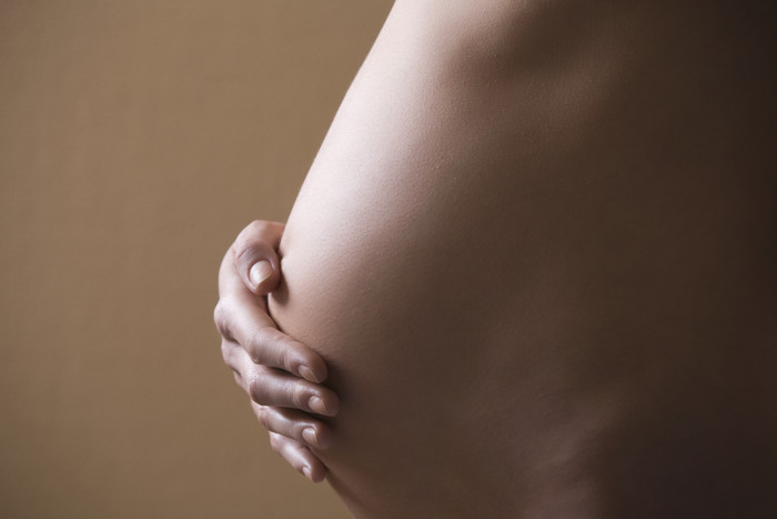 裸露的孕妇孕肚摄影图