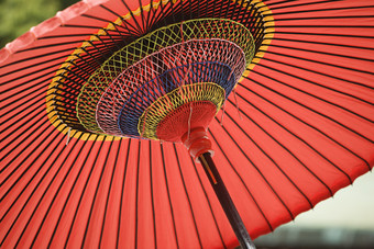 撑开的红色雨伞摄影图