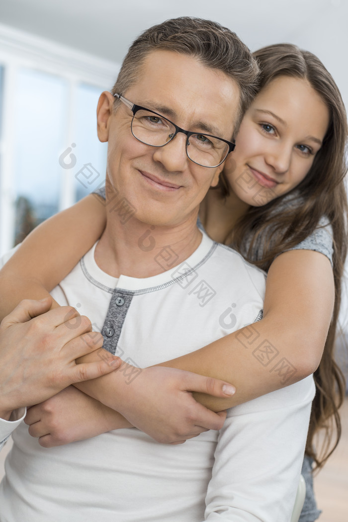 灰色调拥抱的父女摄影图