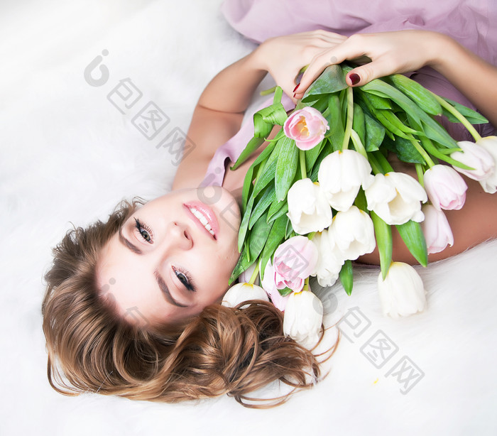 抱着鲜花躺地上的女人