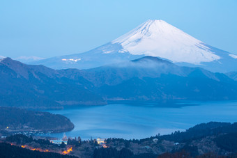 黎明的雪山湖泊摄影图